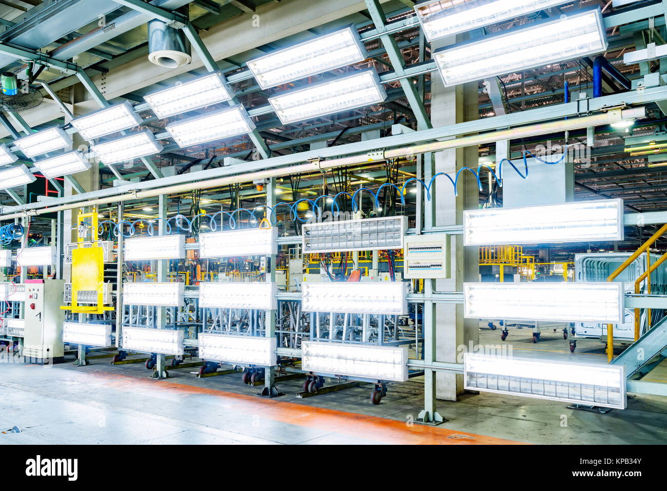 Auto moderno impianto di fabbricazione, la nuova vettura di qualità del sistema di ispezione. Foto Stock