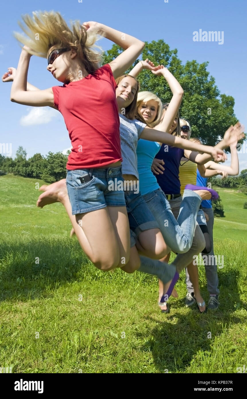 Modello di rilascio, Jugendliche Maedchen springen in der Wiese - ragazze adolescenti saltando in Prato Foto Stock