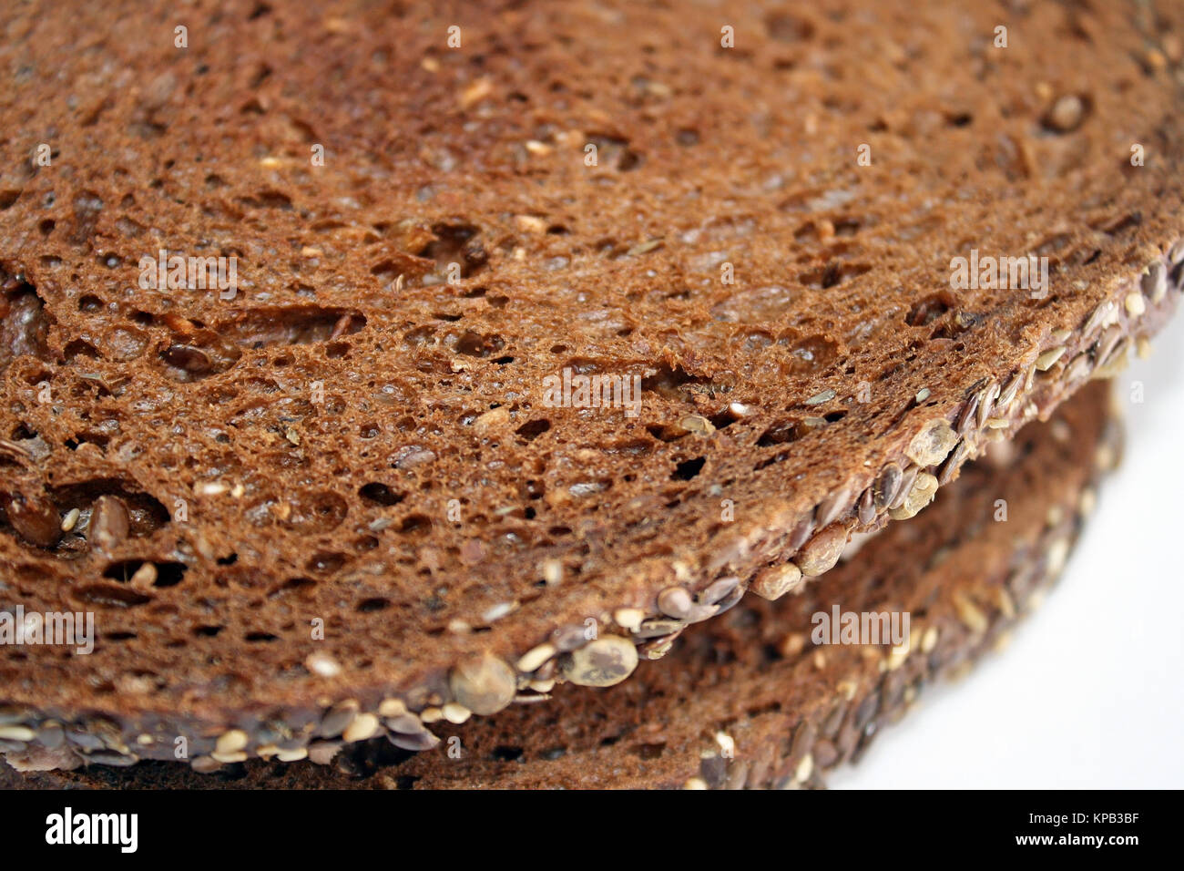 Due fette di nutriente di dark pane di segale con grani interi Foto Stock