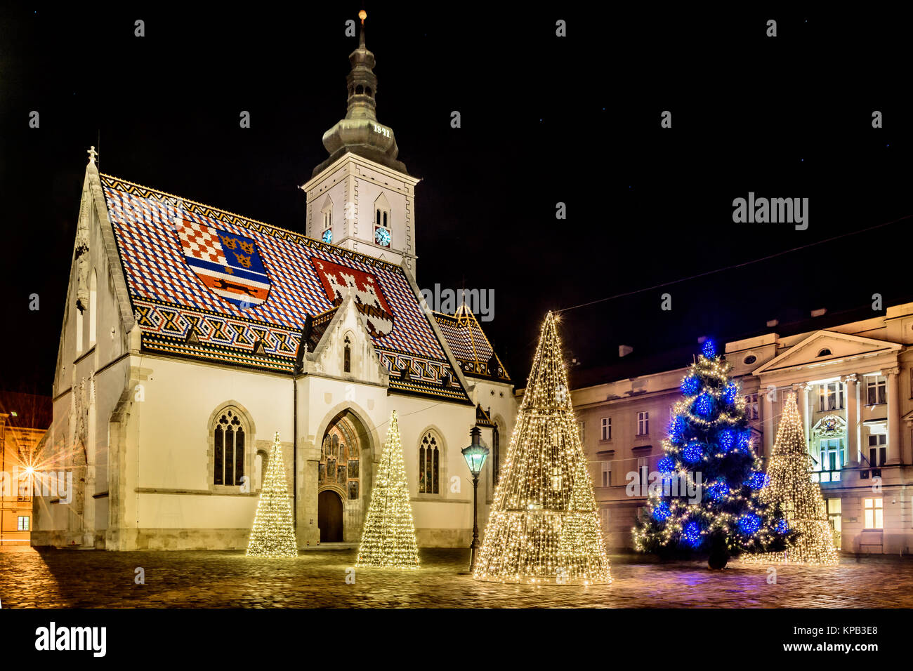 Vista notturna al tempo di Avvento nella città di Zagabria, una popolare destinazione turistica in Europa. Foto Stock