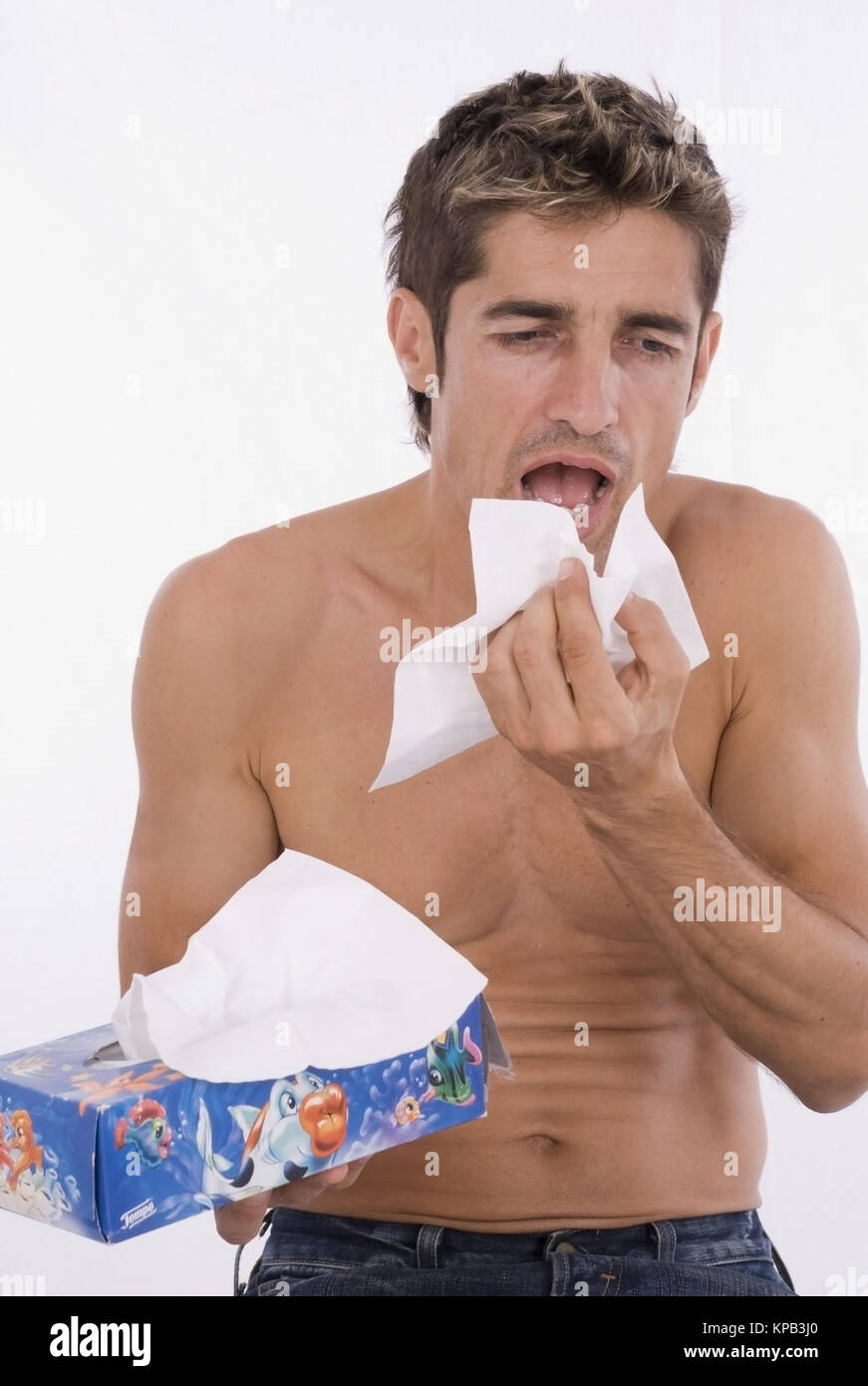 Modello di rilascio, Mann schneuzt sich - uomo soffia il naso Foto Stock