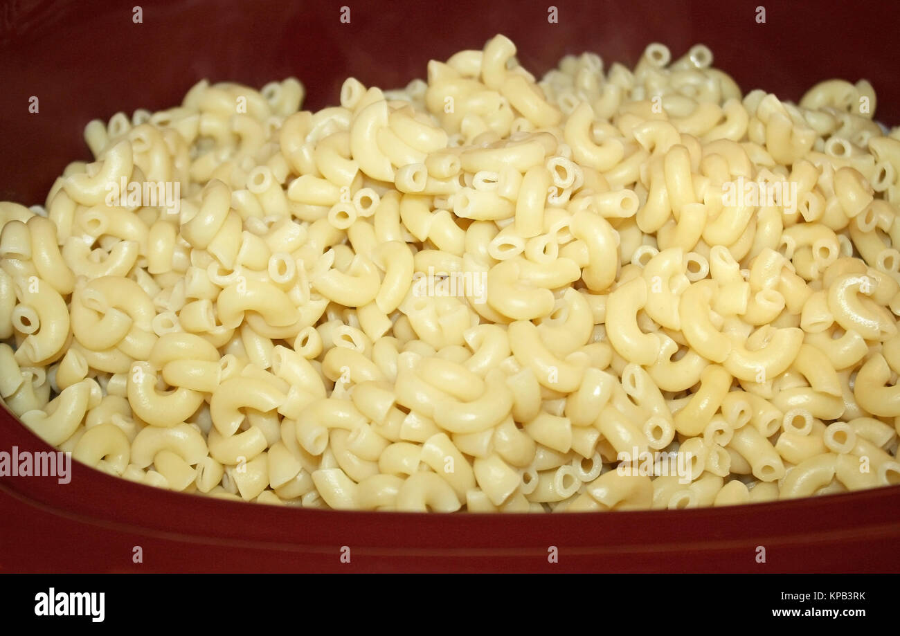 Casseruola riempita con cottura di pasta tipo gramigna tagliatelle Foto Stock