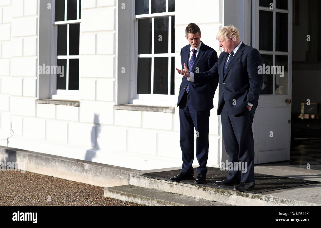 Segretario di Stato per gli affari esteri Boris Johnson (a destra) e il Segretario della Difesa Gavin Williamson attendono l'arrivo dei loro omologhi giapponesi, ministro della Difesa Itsunori Onodera e il Ministro degli esteri Taro Kono (non mostrato) al National Maritime Museum di Londra per colloqui in materia di sicurezza e di difesa di co-operazione. Foto Stock