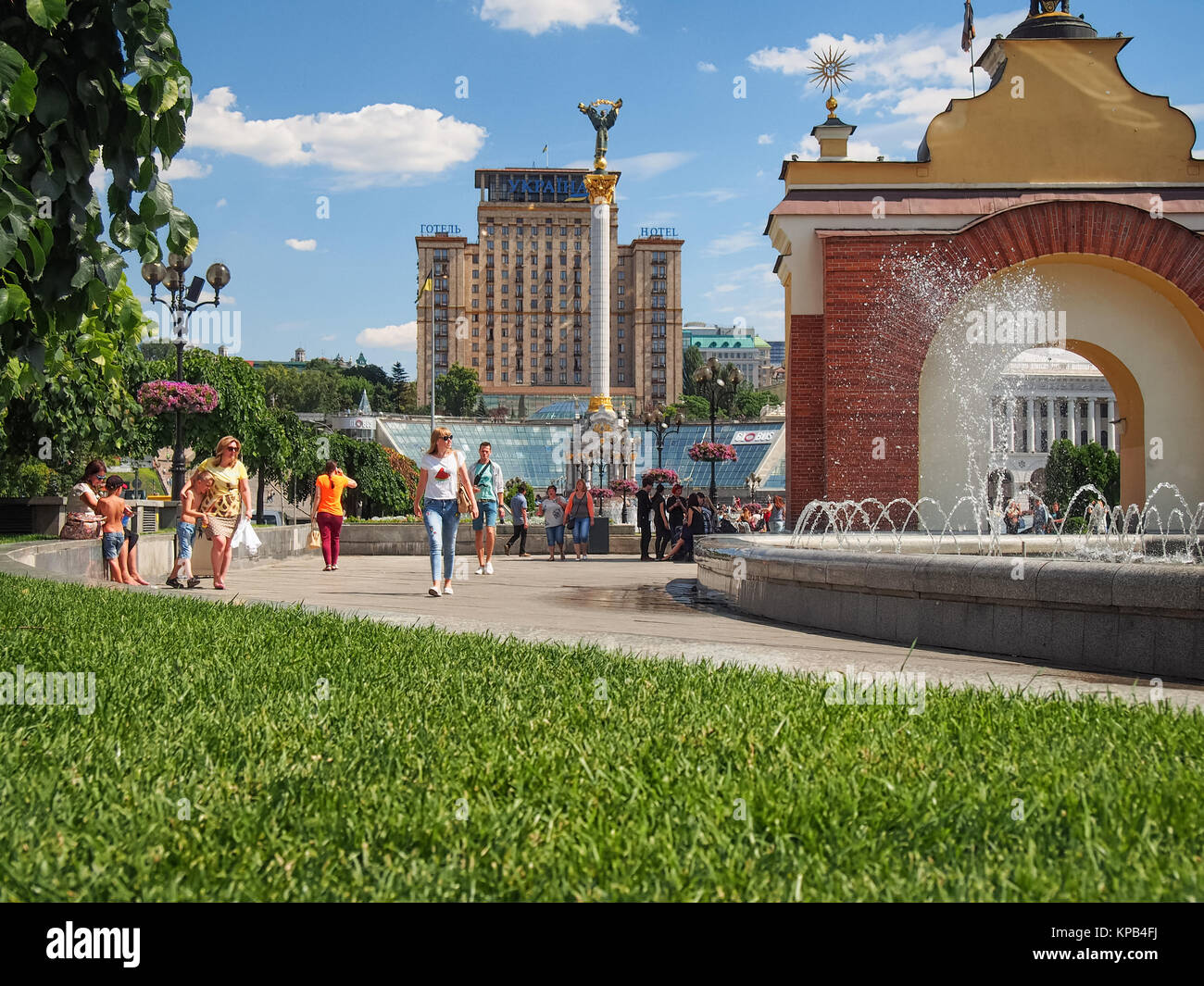 Le persone in estate di Maidan Nezalezhnosti (Piazza Indipendenza). Maidan Nezalezhnosti è la piazza centrale di Kiev, il c Foto Stock