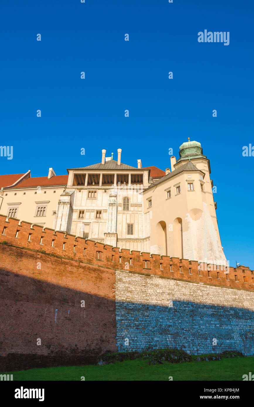 Castello Cracovia Polonia, vista esterna del Castello Reale di Wawel e mura difensive con la gallina ala artiglio (Kurza Stopka) sulla destra, Polonia. Foto Stock