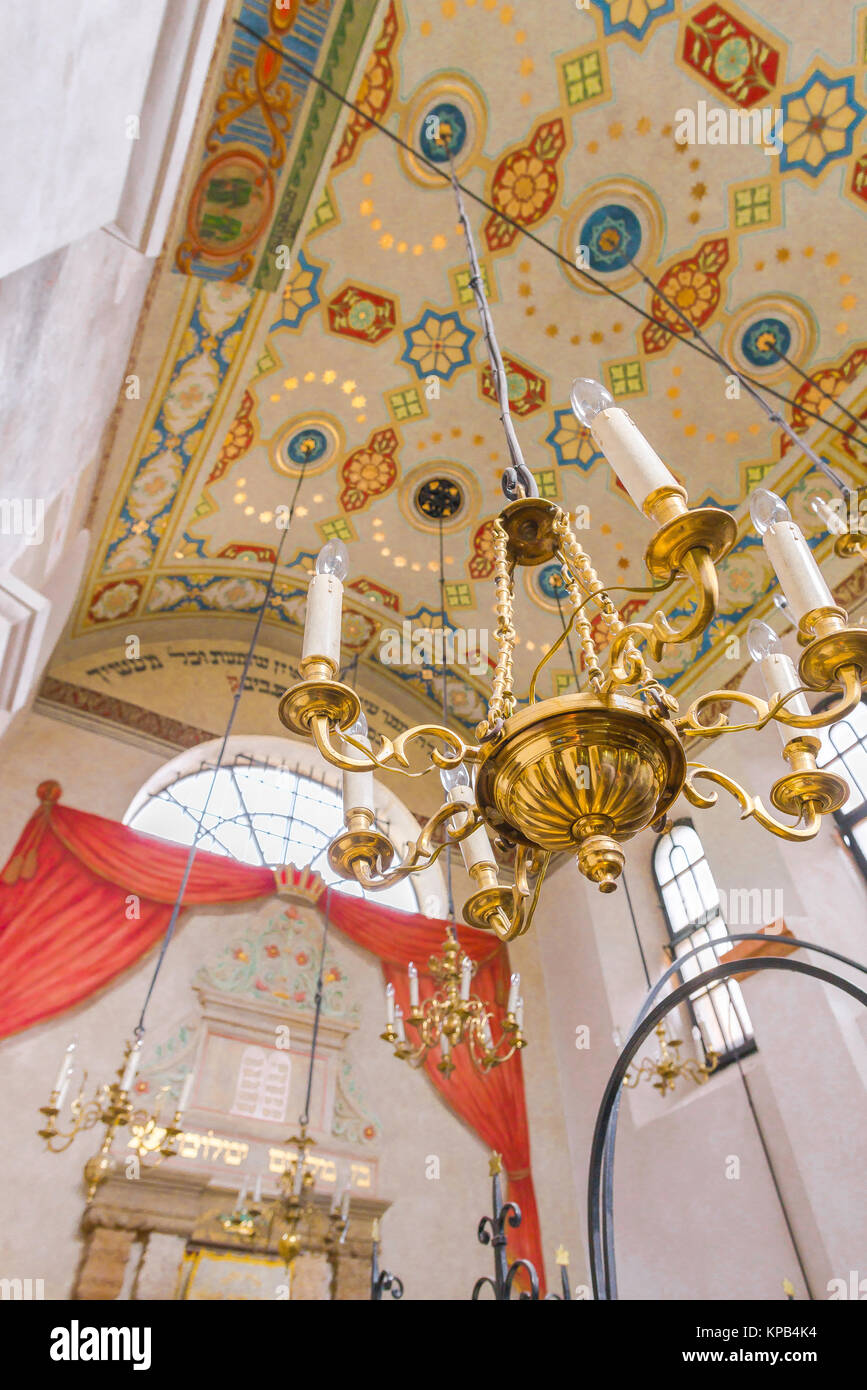Sinagoga Remuh,il soffitto decorato e candelabri appesi all'interno del XVI secolo Sinagoga Remuh in Kazimierz il quartiere ebraico di Cracovia, in Polonia. Foto Stock