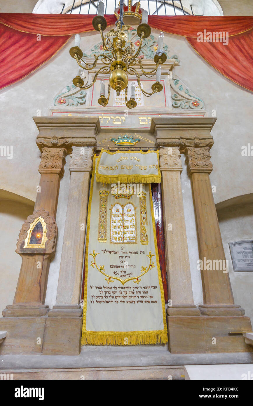 Cracovia Sinagoga Remuh, l'Arca (Hekhal) all'interno del XVI secolo Sinagoga Remuh in Kazimierz il quartiere ebraico di Cracovia, in Polonia. Foto Stock