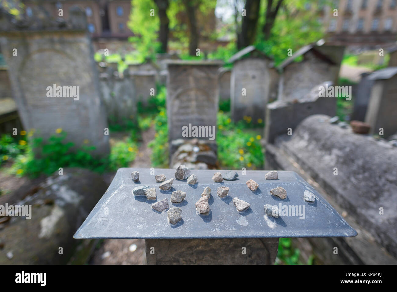 Cimitero ebraico di Cracovia, pietre poste come marcatori di rispetto su una lapide nel cimitero sinagoga Remuh nel quartiere Kazimierz di Cracovia, Polonia Foto Stock
