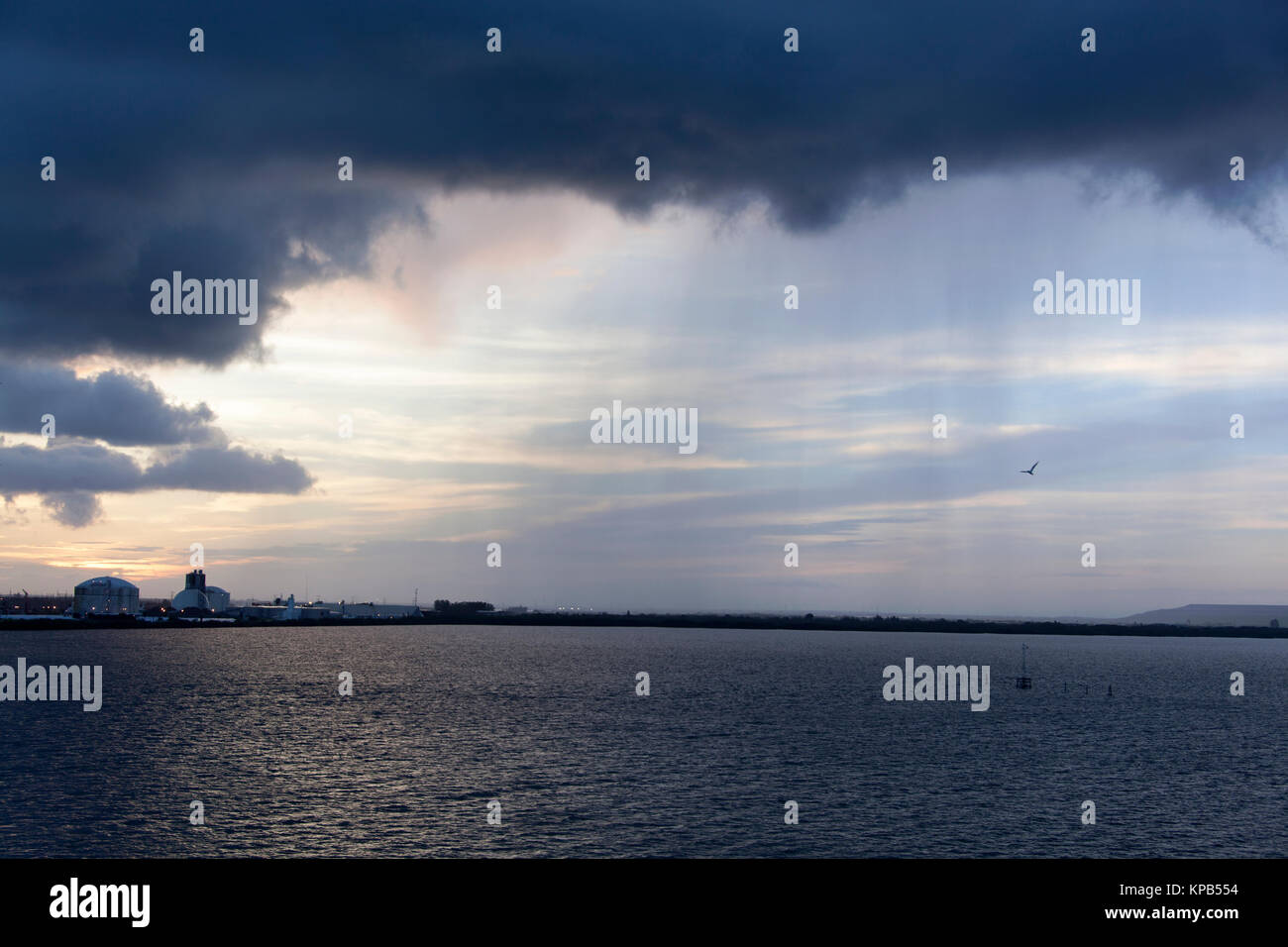 La mattina presto vista di una pesante nube piovosa a Tampa la periferia (Florida). Foto Stock