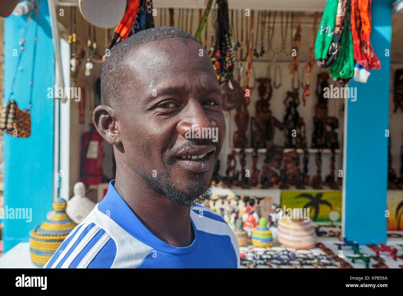 Locale titolare di stallo che vendono souvenir per turisti, Santa Maria, Isola di Sal, Capo Verde Foto Stock