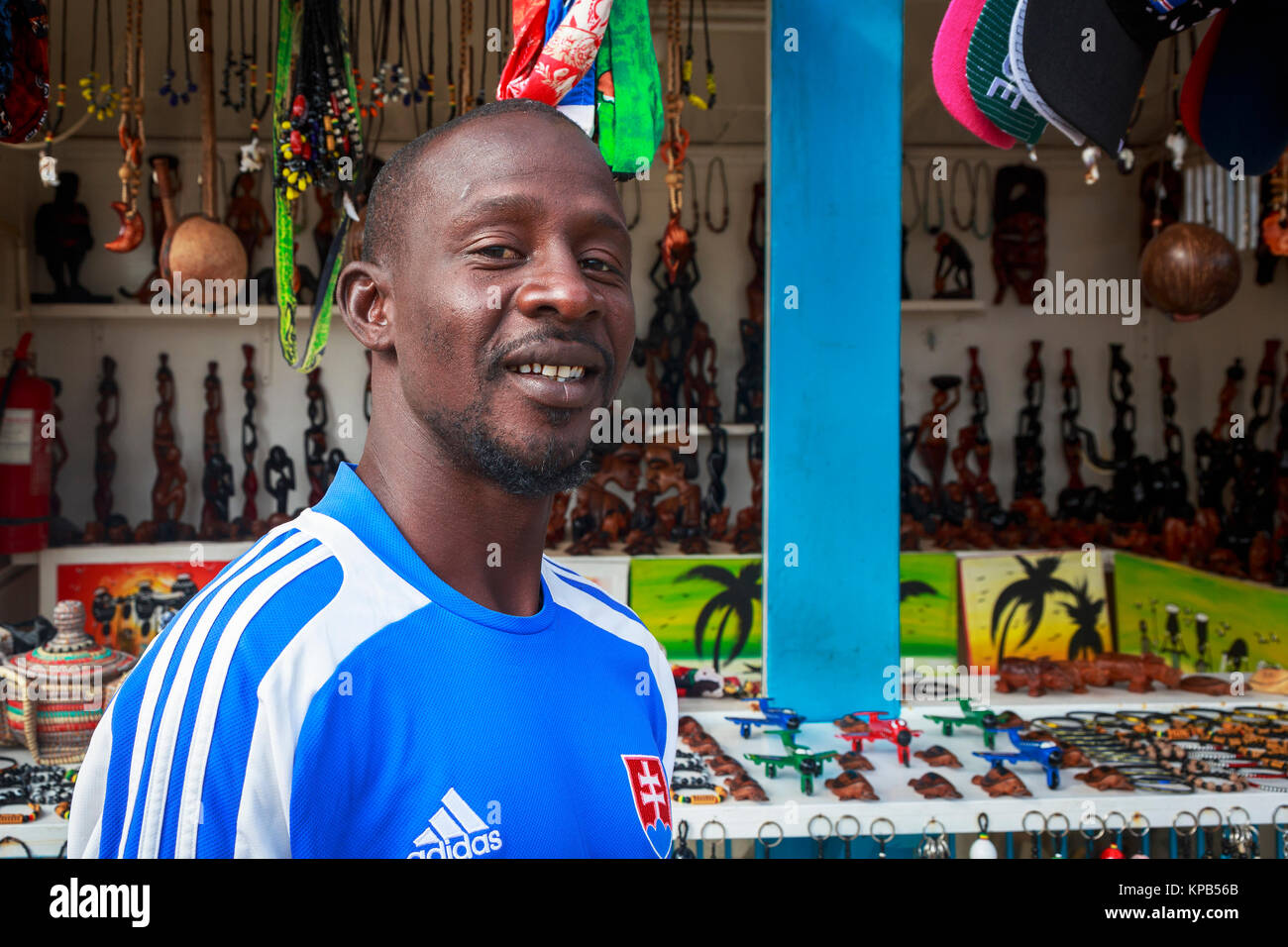 Uomo locali vendono souvenir per i turisti provenienti da una bancarella di strada, Santa Maria, Isola di Sal, Salina, Capo Verde, Africa Foto Stock