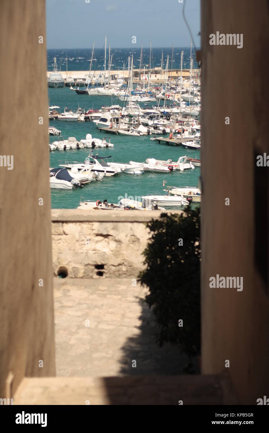 Vista del mare blu con barche tra due pareti, Italia. Foto Stock