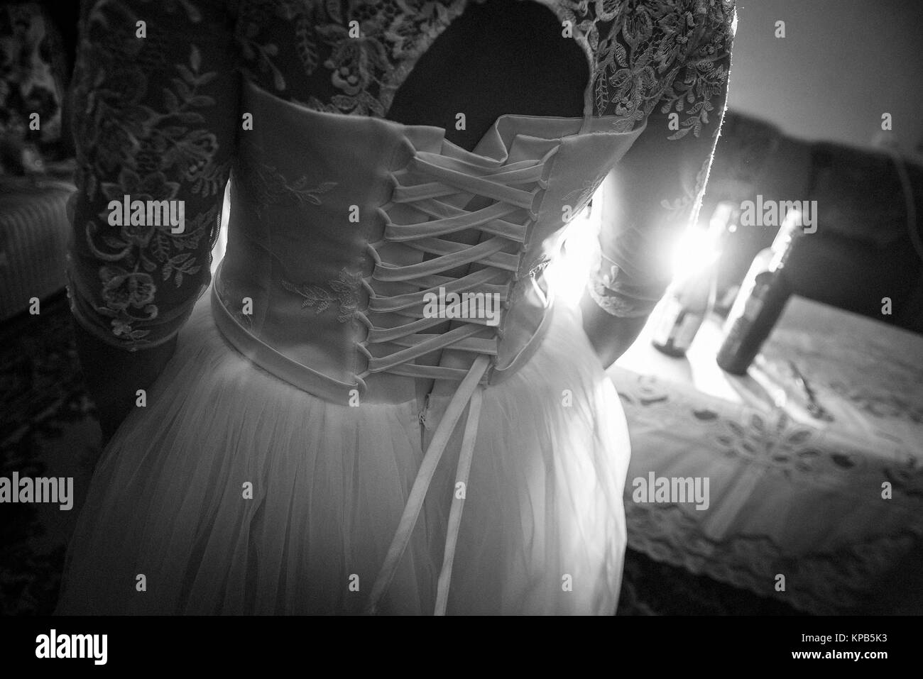 Close up damigella aiutando la sposa di vestire prima della cerimonia Foto Stock