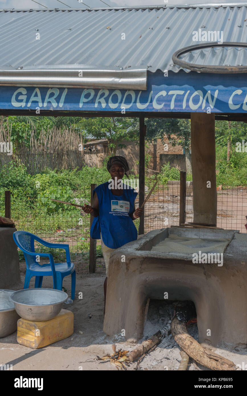 La tostatura manioca su un energia sustainalble forno per gari produzione, villaggio vicino Mafi-Kumase corretto, Volta Regione, Ghana, Africa Foto Stock