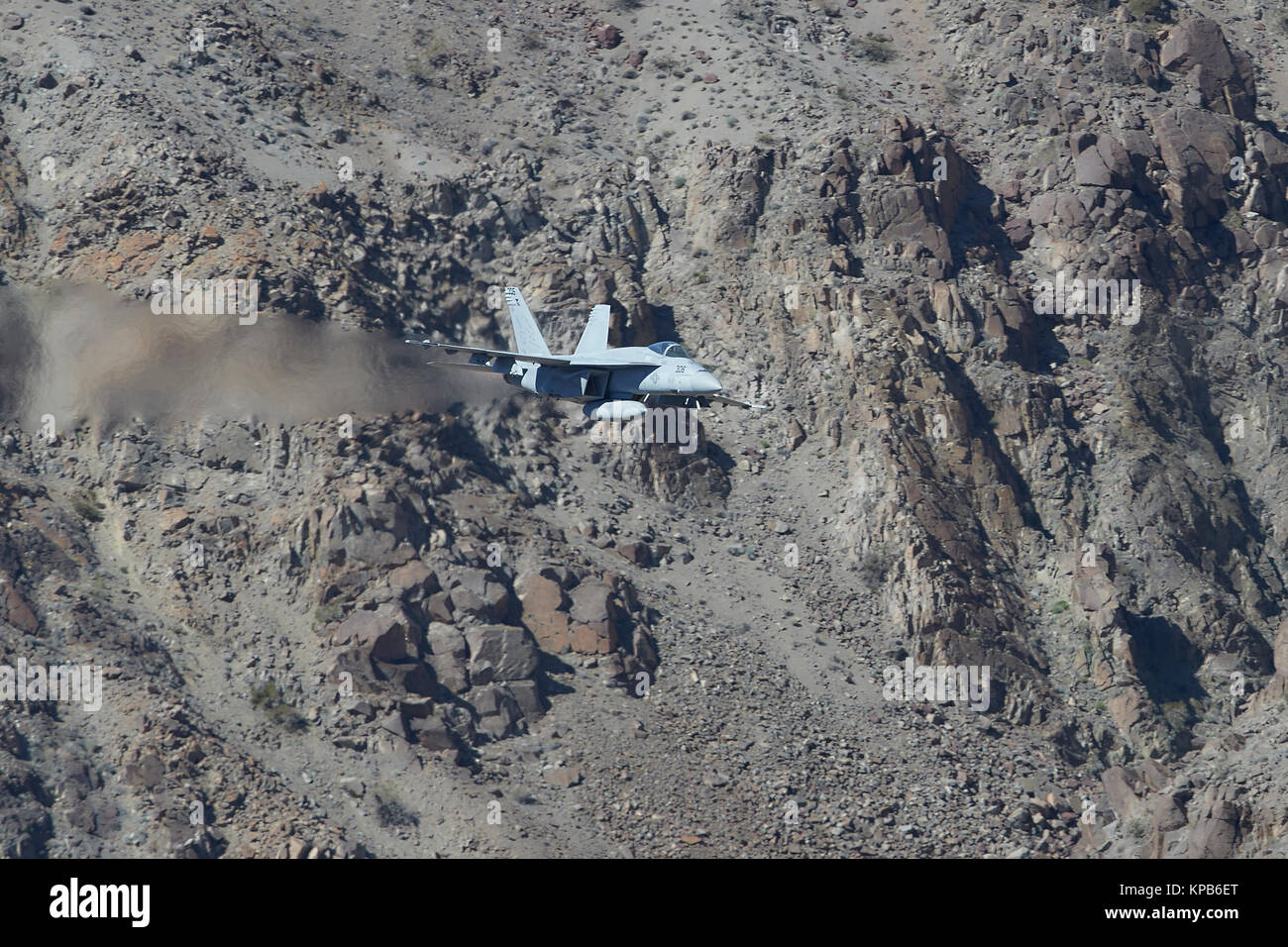 Marina degli Stati Uniti F/A-18E Super Hornet, jet fighter Bomber, volare ad alta velocità e basso livello, attraverso un canyon del deserto. Foto Stock