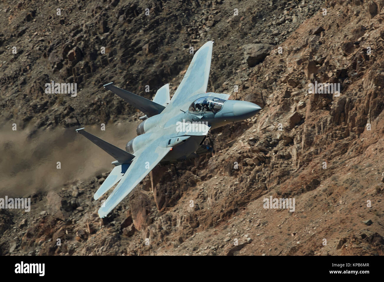 Non contrassegnato F-15, Strike Eagle, jet fighter Bomber, volare ad alta velocità e basso livello attraverso il Rainbow Canyon, California. Foto Stock