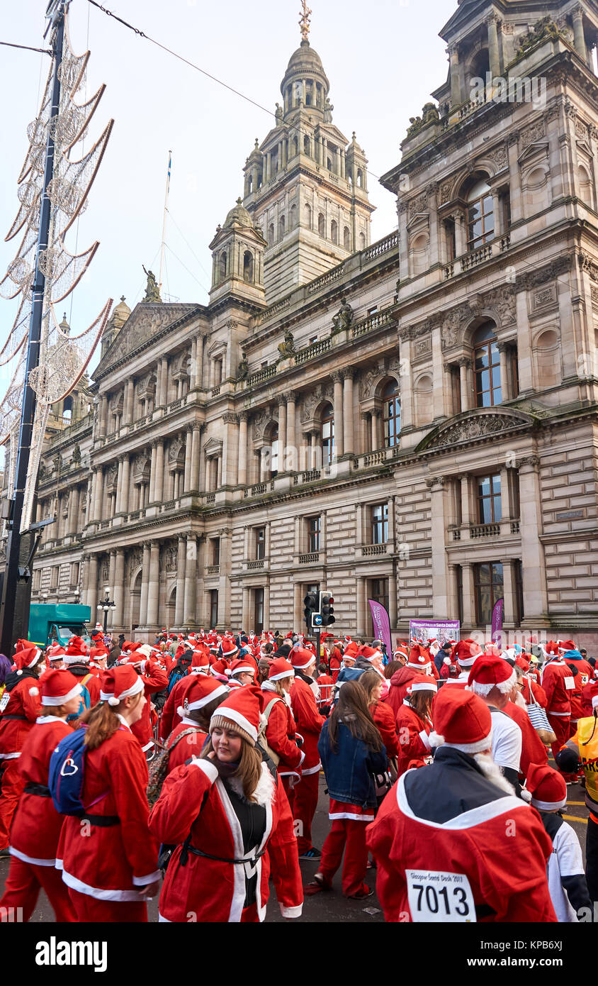 Glasgow, Regno Unito, 10 dicembre 2017, Santa Dash 5 mile run di beneficenza in tutta la città di Glasgow, Scozia. Foto Stock