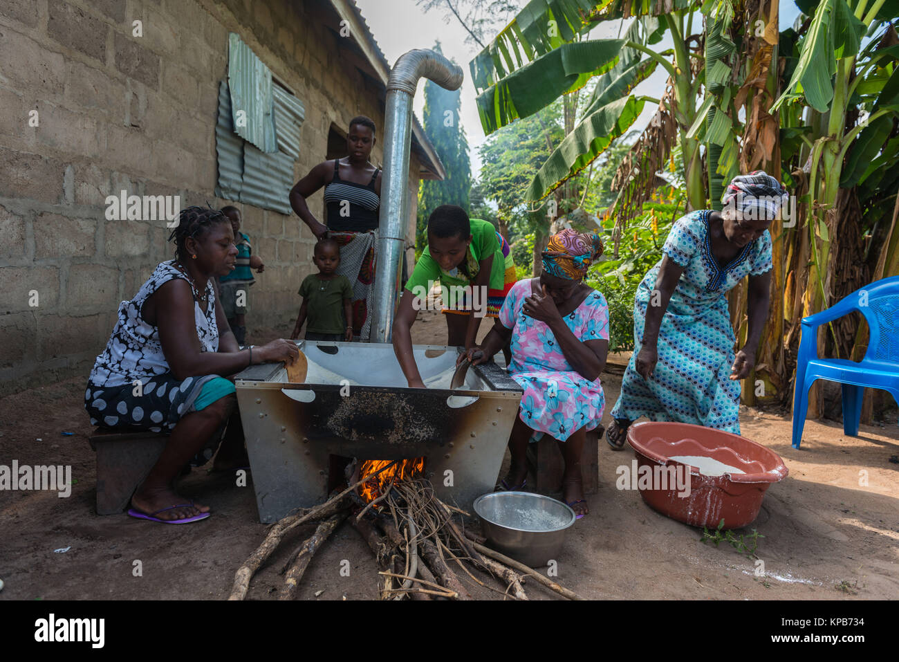 La tostatura casava su un energia sustainalble forno per gari produzione, villaggio vicino Mafi-Kumase corretto, Volta Regione, Ghana, Africa Foto Stock