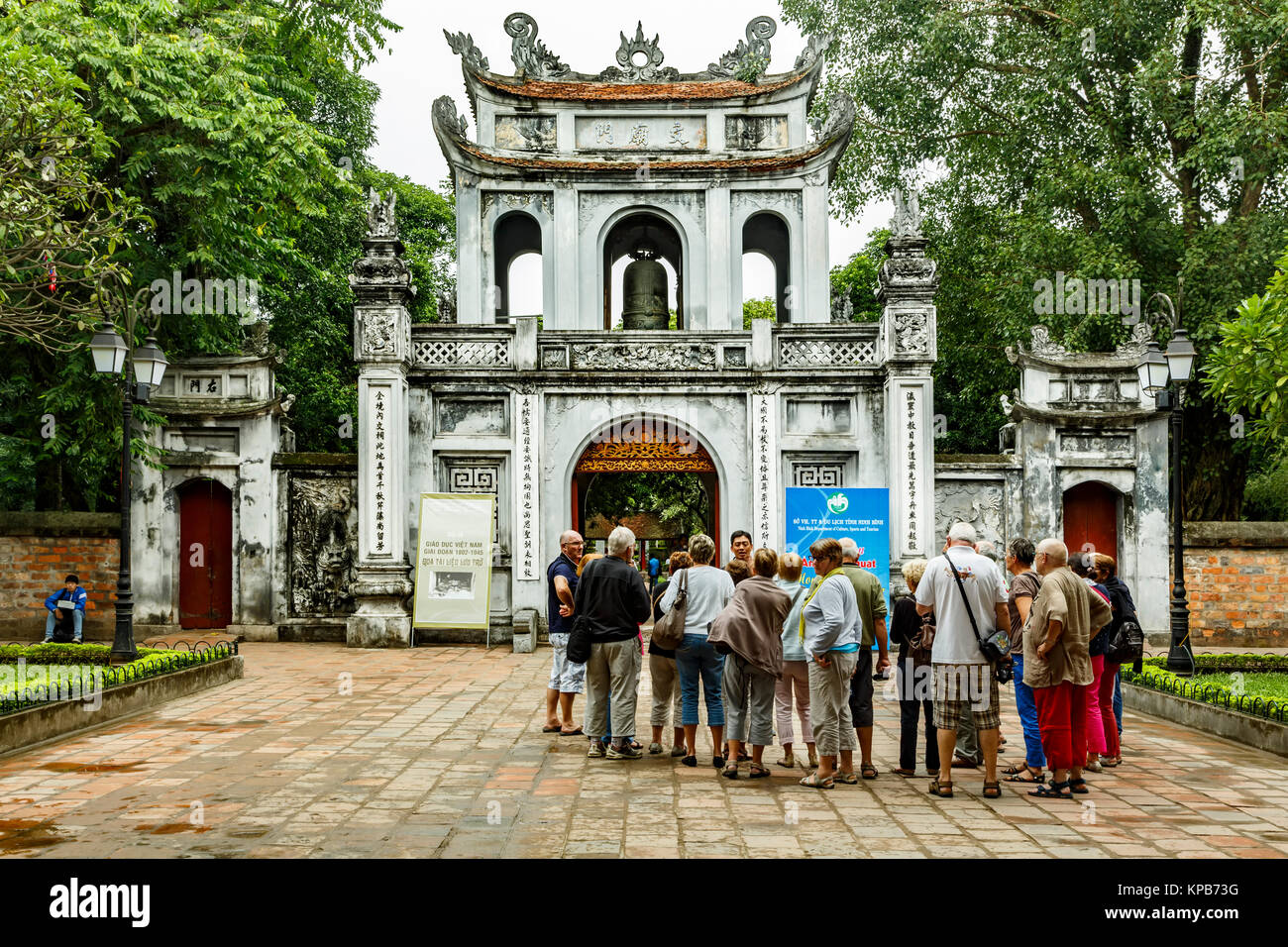 Gruppo nella parte anteriore del porta grande, il Tempio della Letteratura, Hanoi, Vietnam Foto Stock