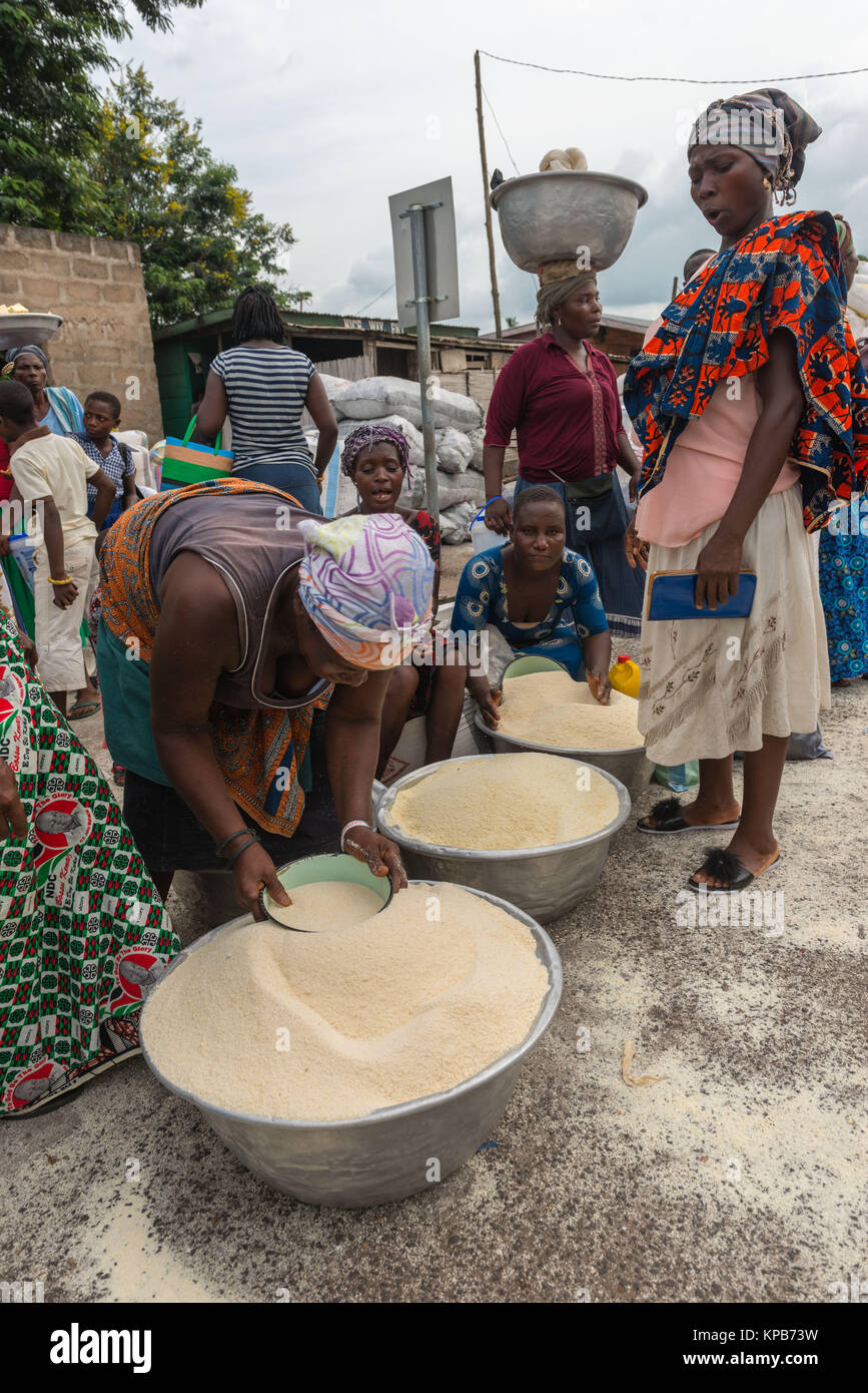 La vendita di gari al mercato in Mafi-Kumase corretto, Volta Regione, Ghana, Africa Foto Stock