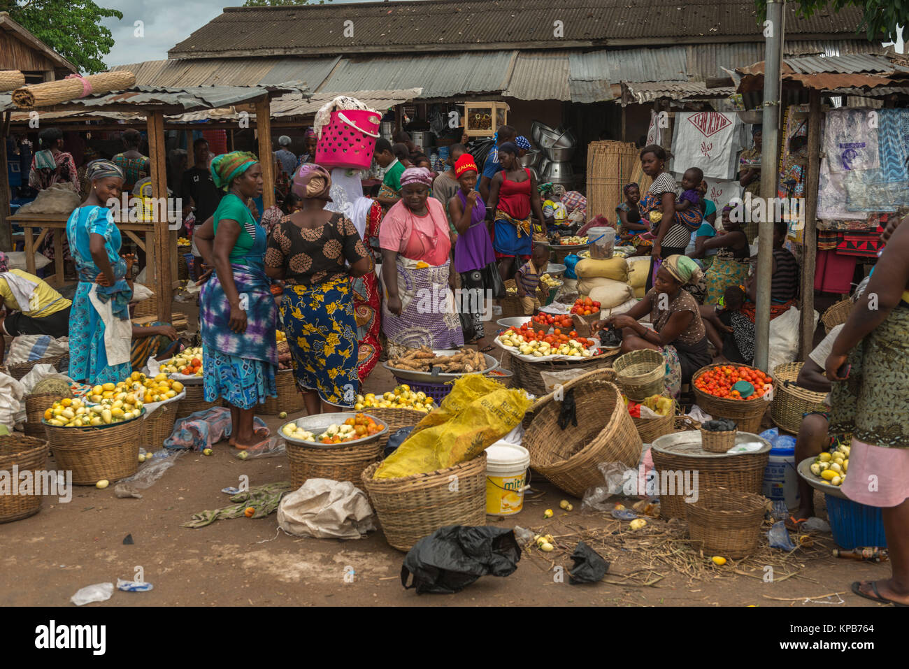 Giorno di mercato in Mafi-Kumase corretto, Volta Regione, Ghana, Africa Foto Stock