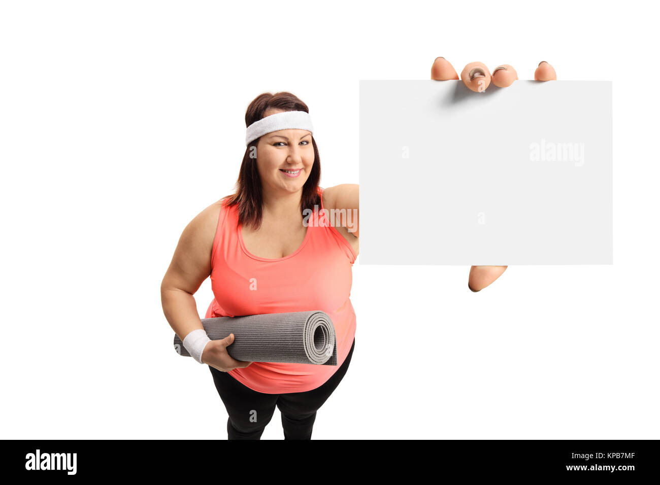 Donna sovrappeso che mostra una scheda vuota isolata su sfondo bianco Foto Stock