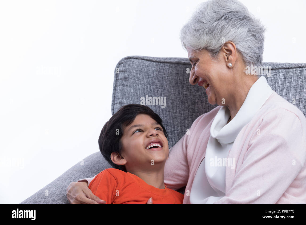 Nonna e nipote seduta sul divano Foto Stock