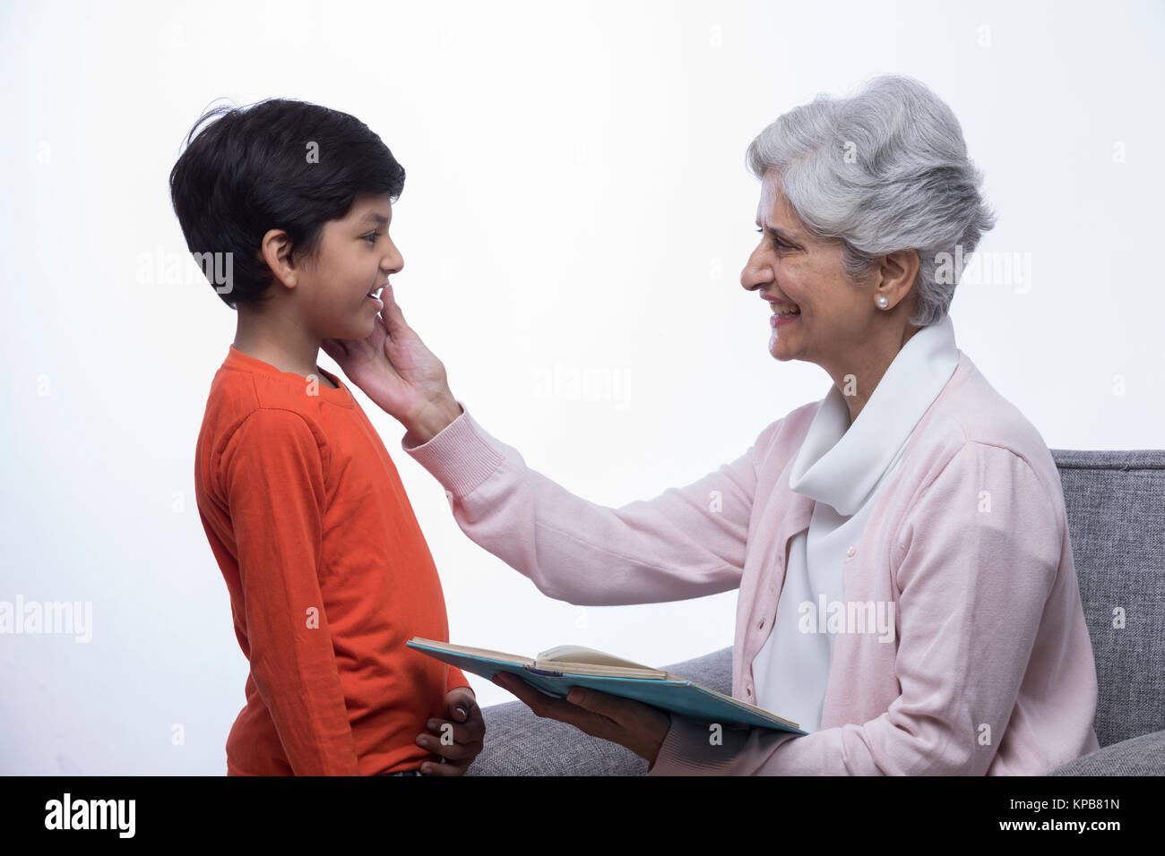 Nonna libro di lettura a suo nipote Foto Stock
