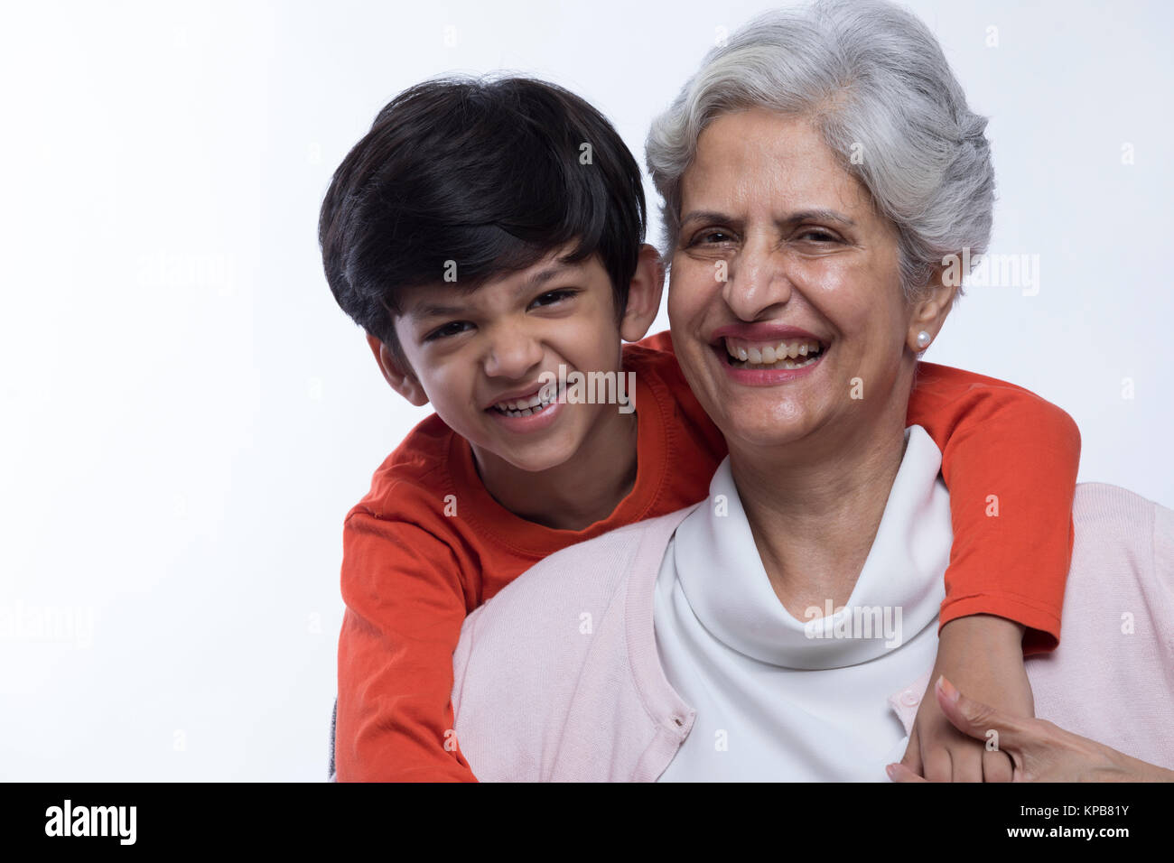 Ritratto di Nonna e nipote avvolgente Foto Stock