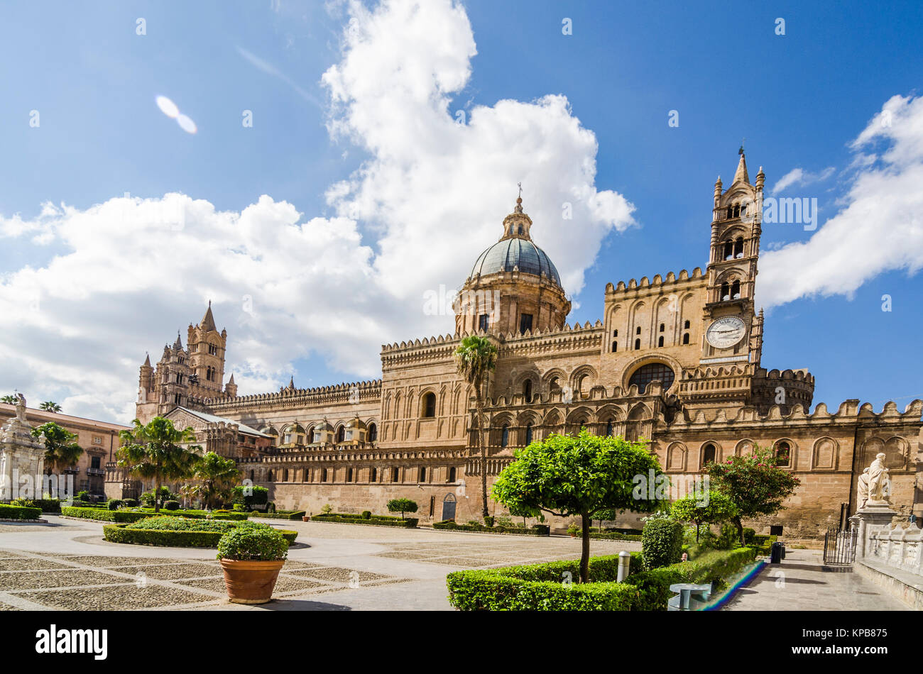 Panoramica della facciata principale della cattedrale di Palermo Sicilia Foto Stock