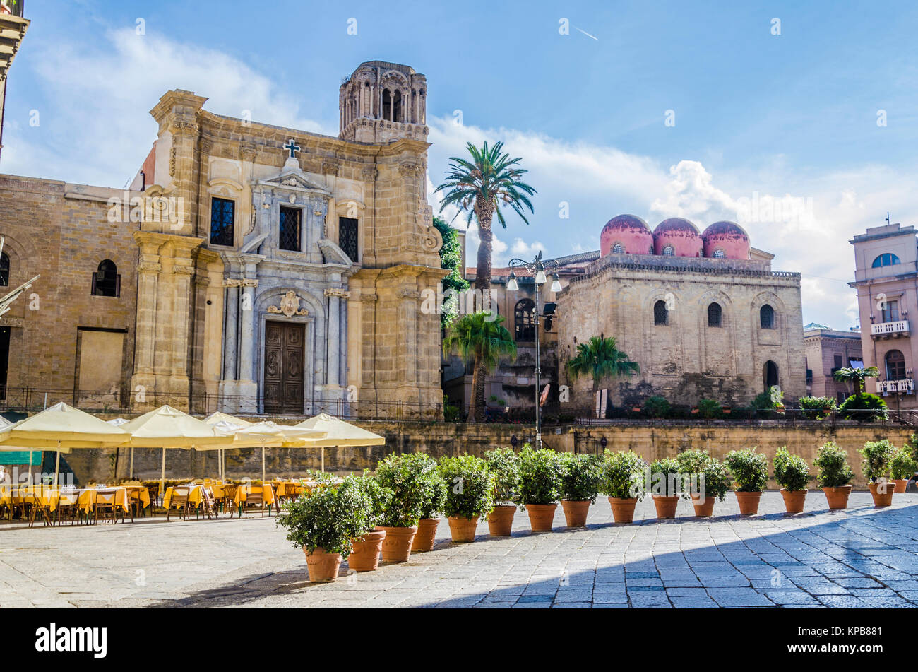 Città di Palermo plaza bellini sulla sinistra la chiesa di Santa María dell ammiraglio e sulla destra un gioiello di Norman stile arabo del dodicesimo centur Foto Stock