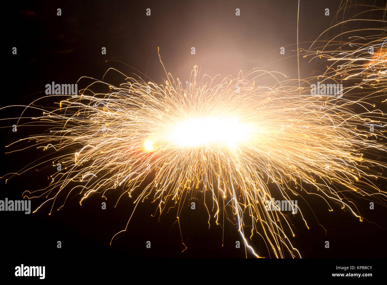 Fire crackers nel cielo. Per celebrare il nuovo anno, natale e diwali festival Foto Stock