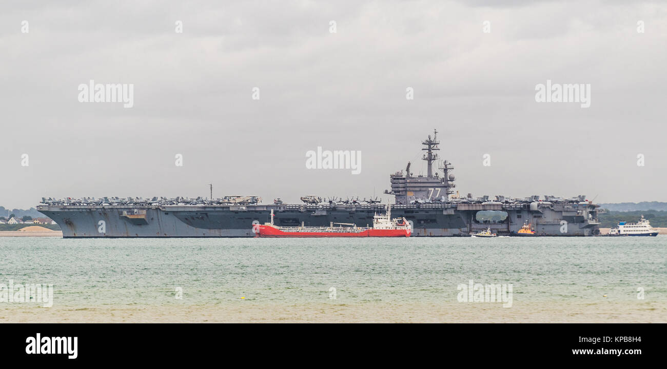 American portaerei USS George HW Bush visita a Portsmouth, ancorato nel Solent a Stokes Bay, vicino a Gosport e punto di Gilkicker Foto Stock