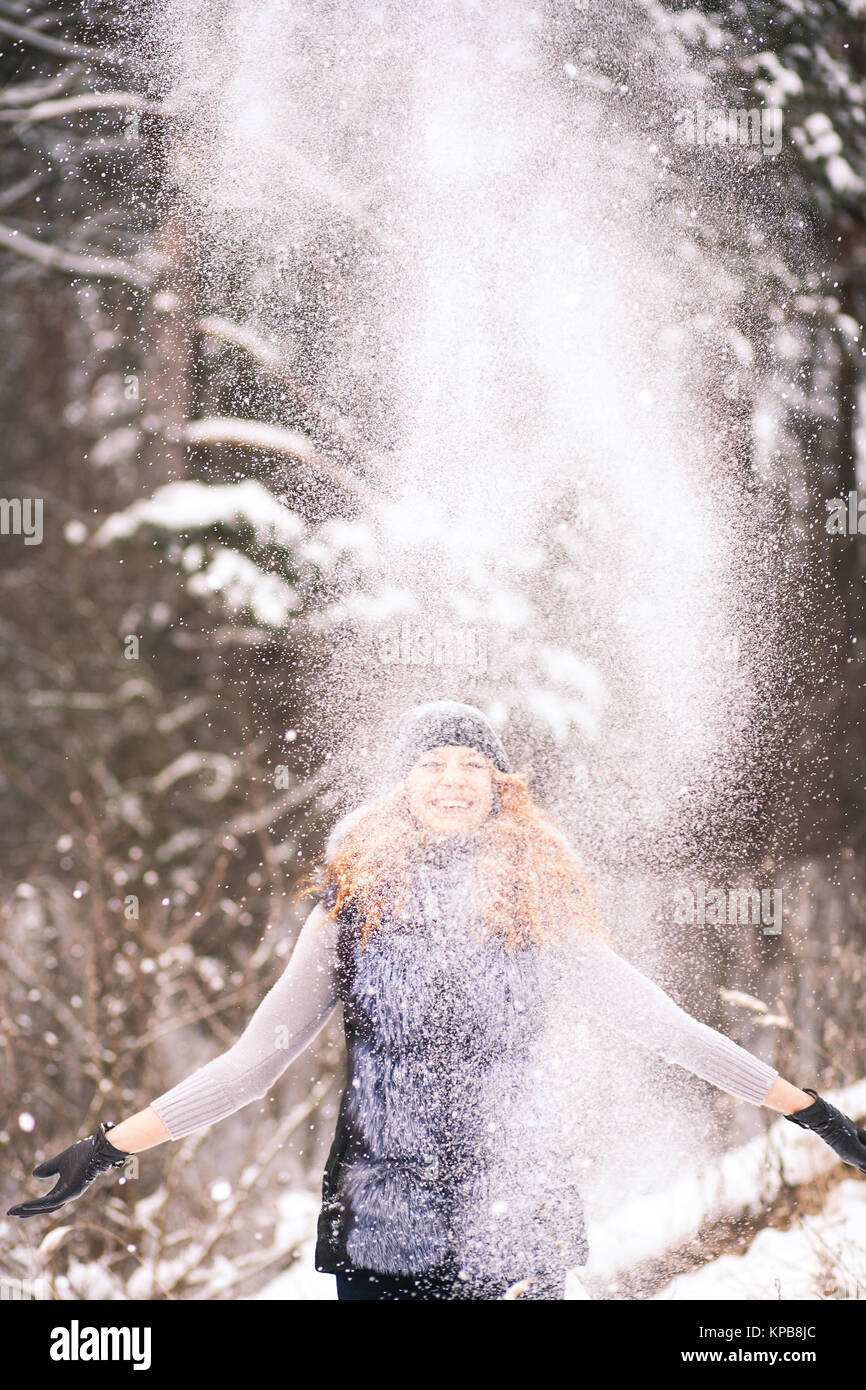 Donna Di Bellezza Invernale Vestita Di Fiori Congelati Ricoperti Di Gelo Con  Neve Sul Viso E Sulle Spalle. Natale Fotografia Stock - Immagine di arte,  caucasico: 235771122