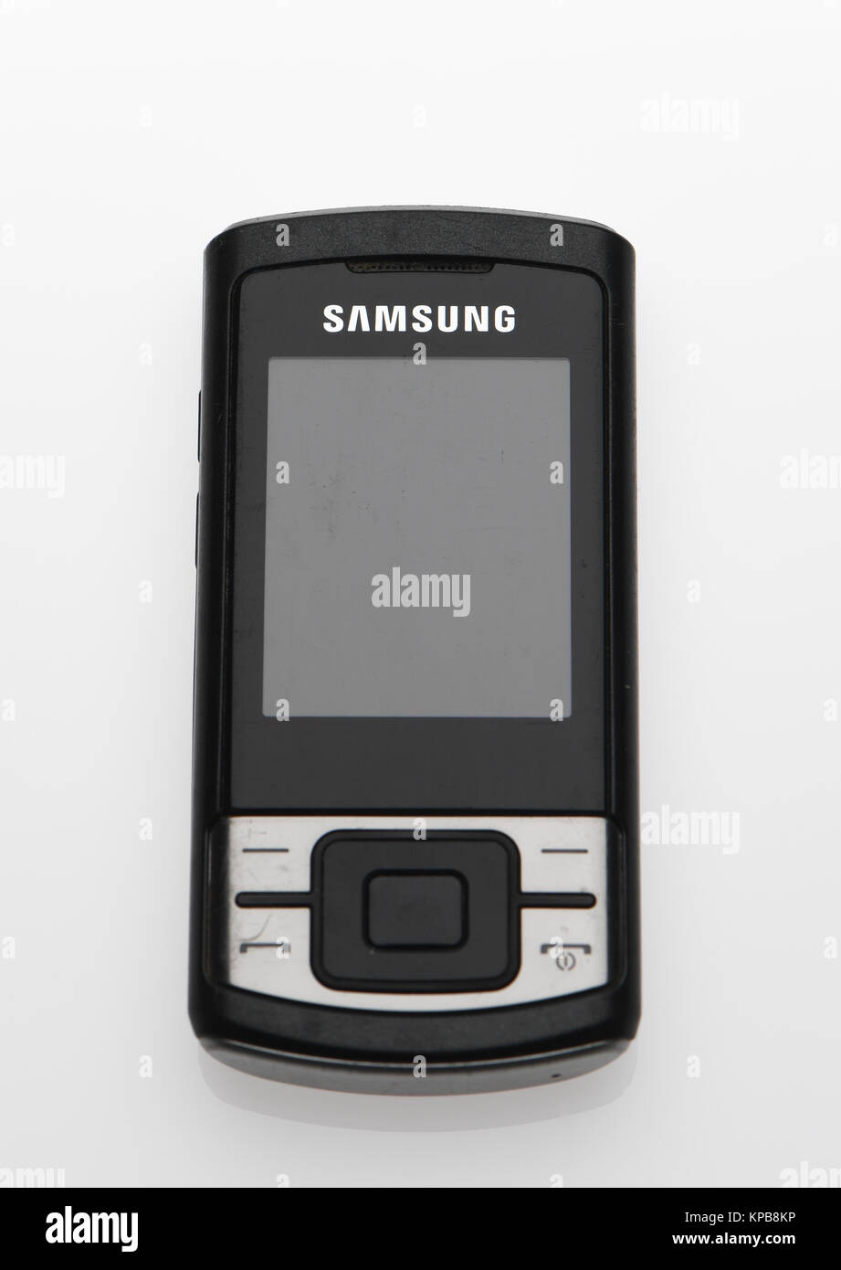 Un vecchio Samsung flip open mobile phone su sfondo bianco. Foto Stock