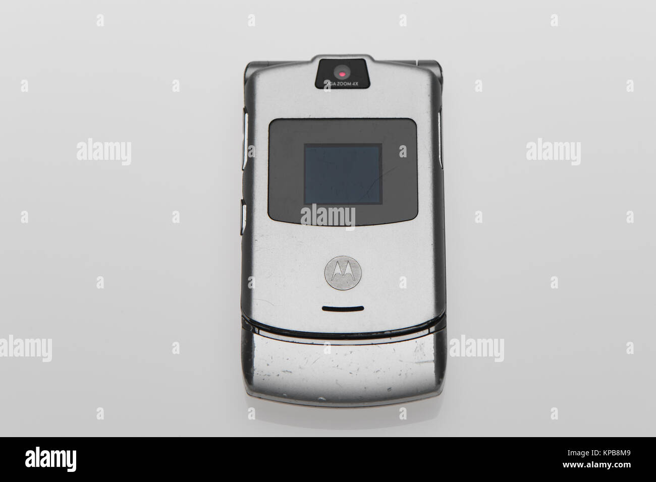 Un vecchio stile di Motorola flip up mobile phone su uno sfondo bianco. Foto Stock
