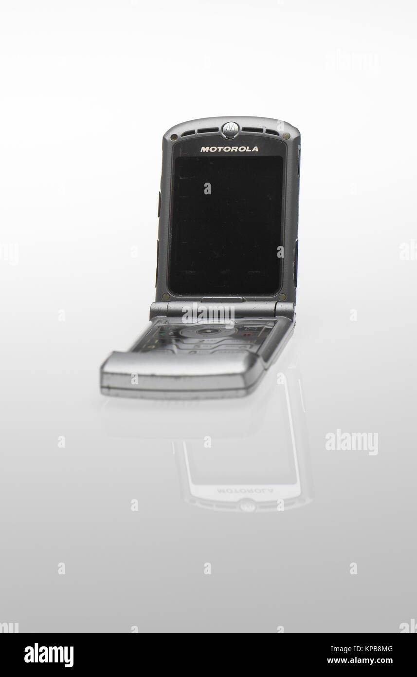 Un vecchio stile di Motorola flip up mobile phone su uno sfondo bianco. Foto Stock