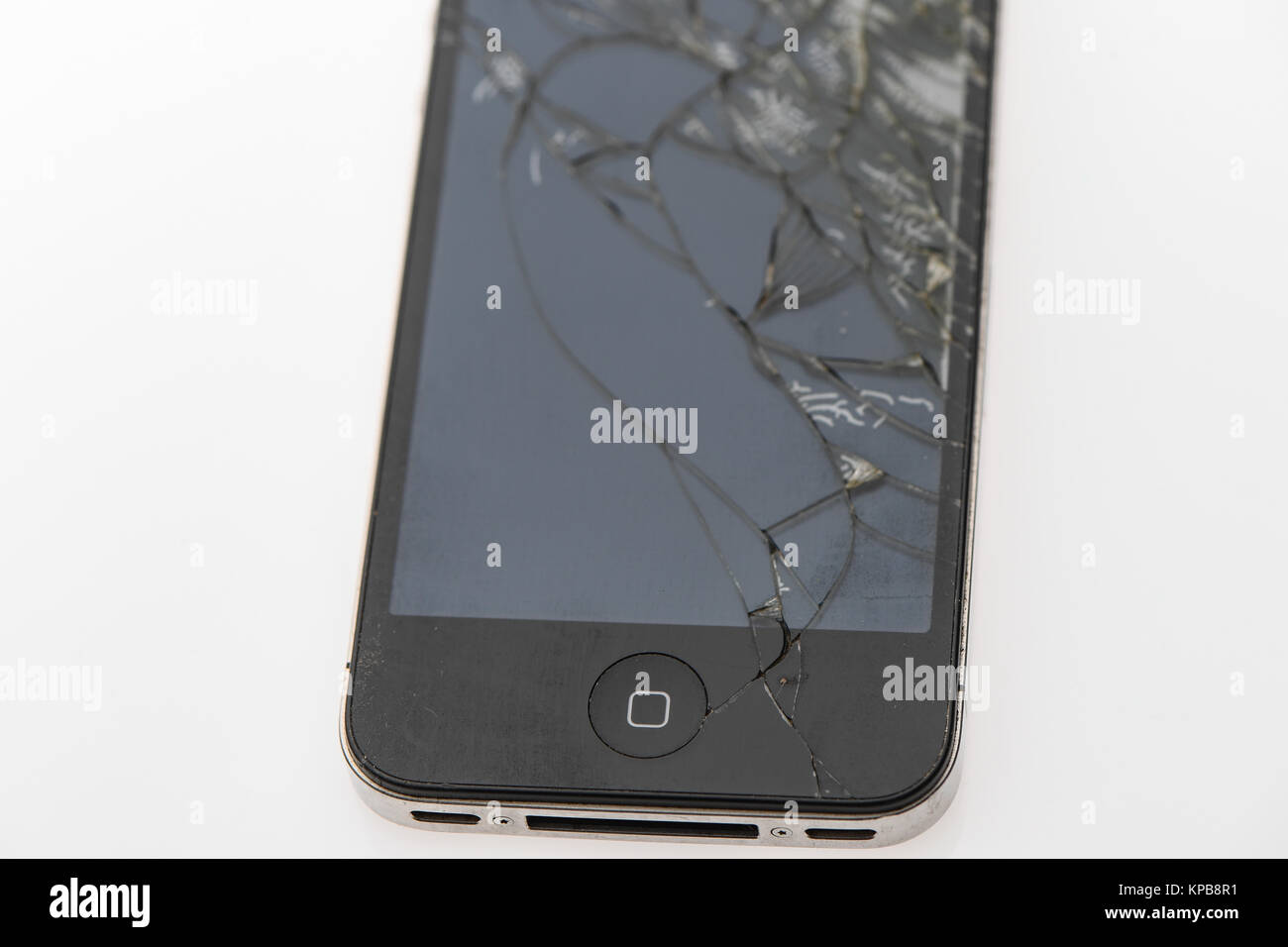 Un male incrinato la seconda generazione di iPhone su uno sfondo bianco Foto Stock