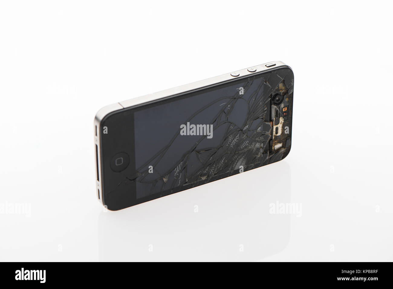 Un male incrinato la seconda generazione di iPhone su uno sfondo bianco Foto Stock