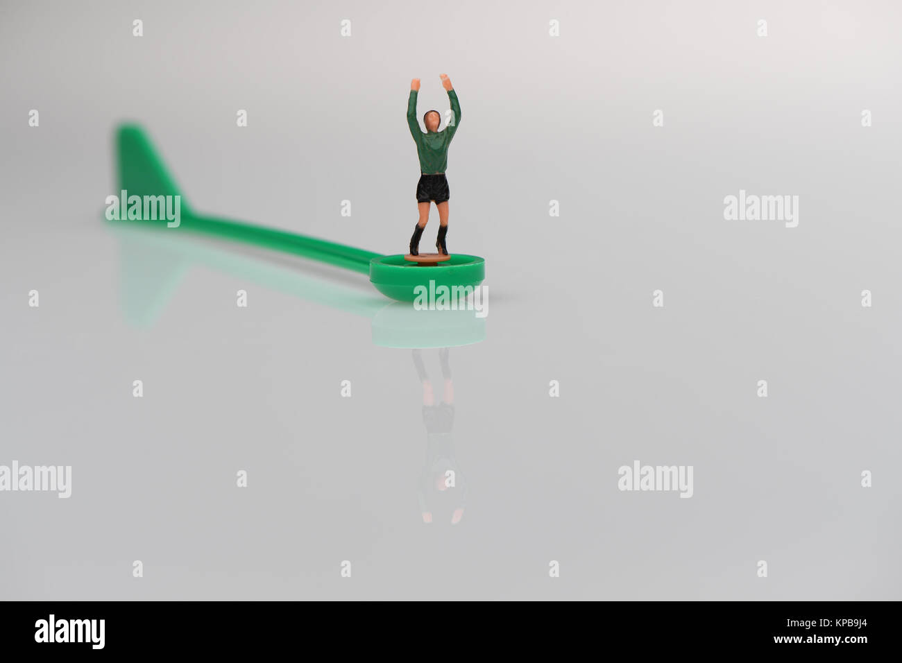 Un Subbuteo® portiere su sfondo bianco. Concetto di possibile utilizzo. Foto Stock