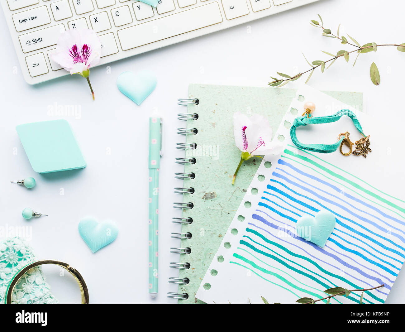 Verde menta pastello colore lifestyle abiti donna laica piatta con accessori, notebook e la tastiera Foto Stock