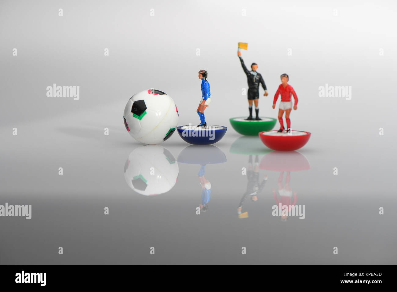 Fuorigioco regola mostrato con Subbuteo® giocatori per guardafili e. Foto Stock