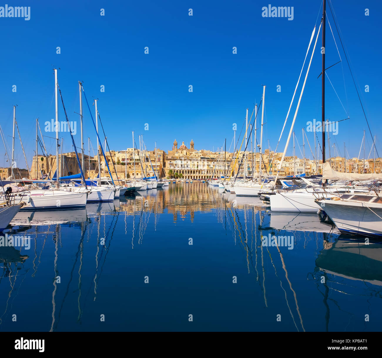 Barche a vela su Senglea marina in Grand Bay, Valletta, Malta, su un luminoso giorno Foto Stock