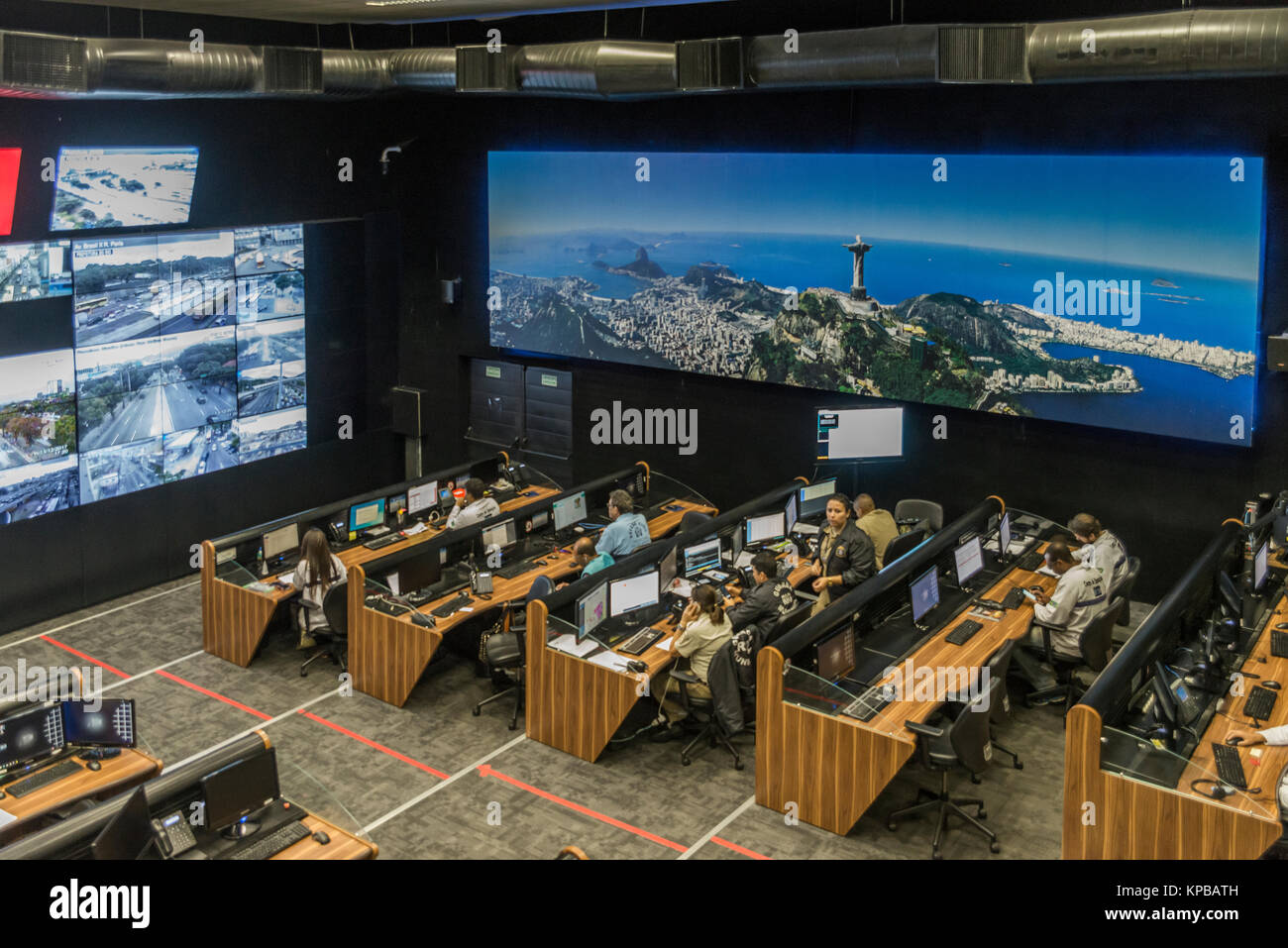 Sala di controllo per le operazioni entro la città di Rio de Janeiro, raccogliendo diversi dati forniti da stazioni meteo, il flusso del traffico fotocamera Foto Stock