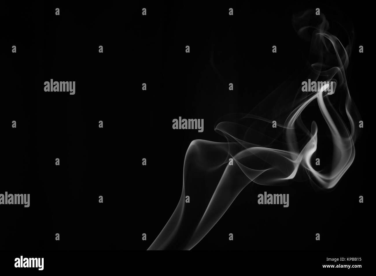 Un whisp del fumo bianco sullo sfondo nero Foto Stock