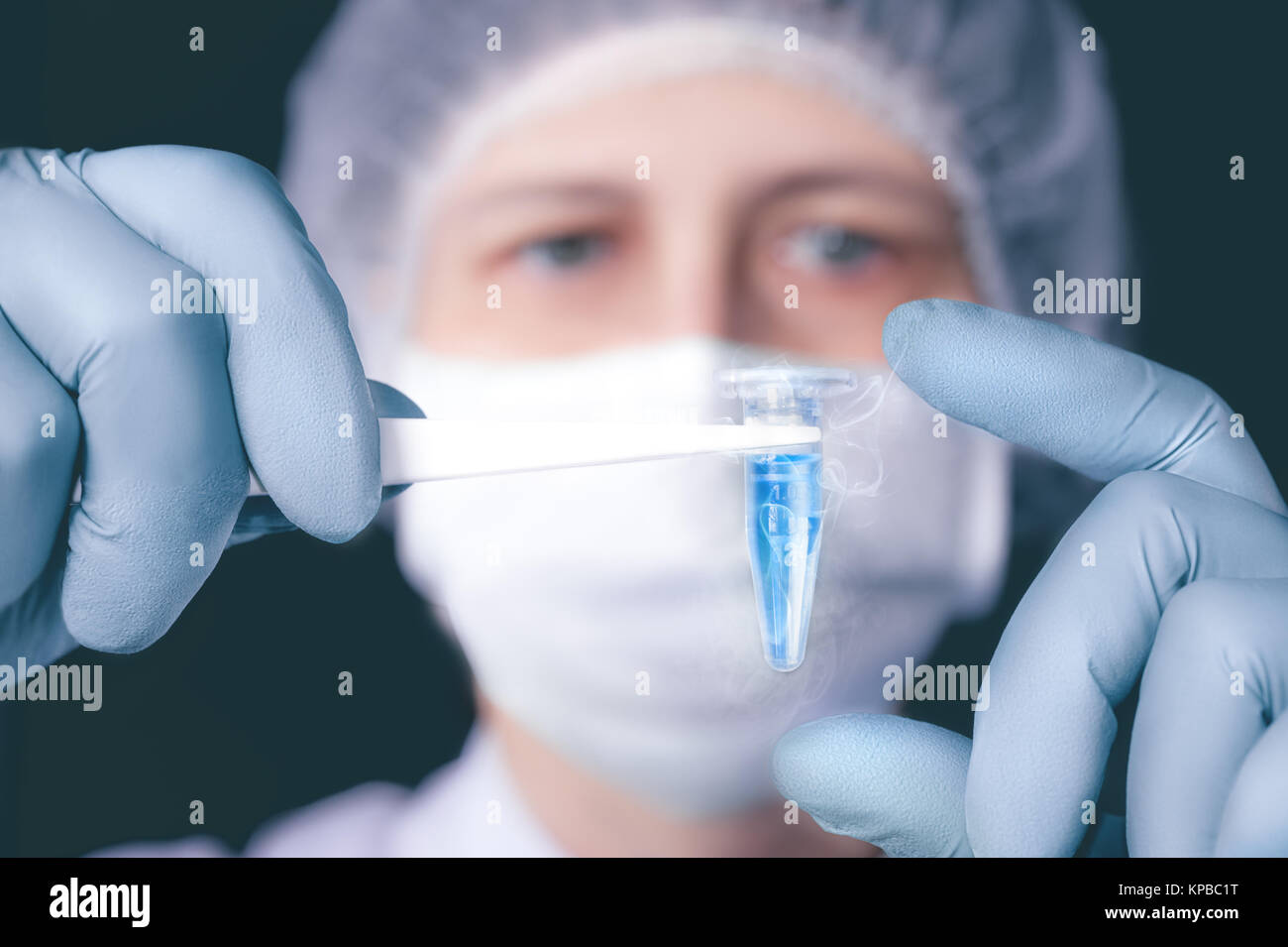 Scienziato o tech detiene il liquido campione biologico in mani con guanti Foto Stock