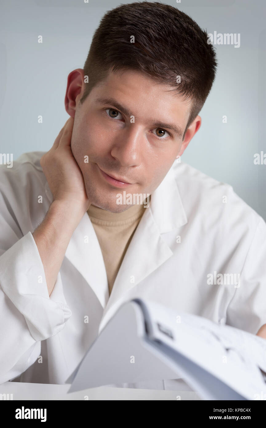 Ai giovani ricercatori con carta di ricerca in mano guarda il visualizzatore Foto Stock