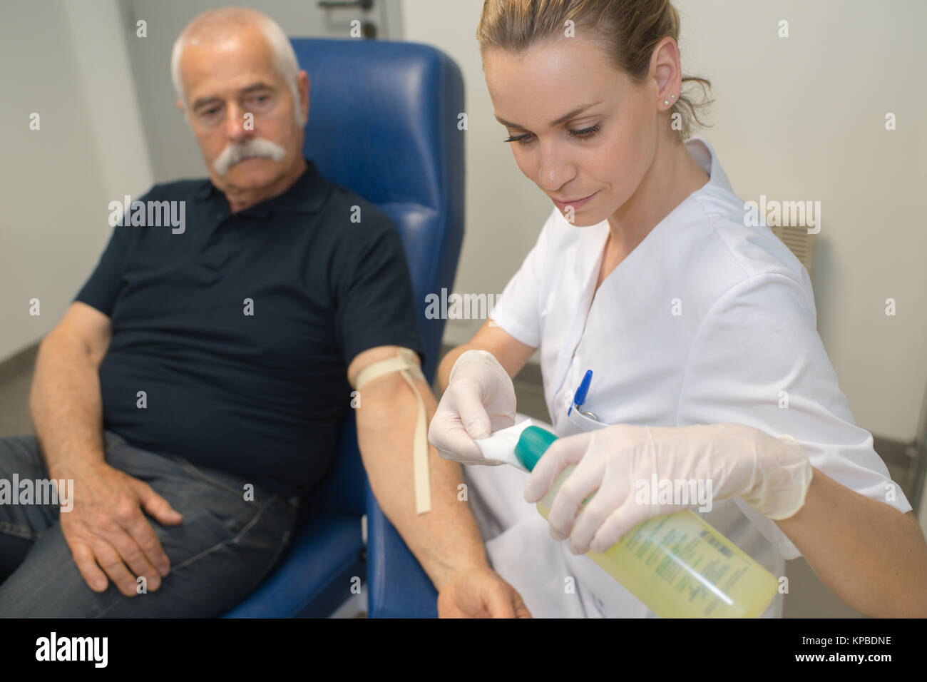 Preparazione per il test del sangue con la bella bionda e giovane medico Foto Stock