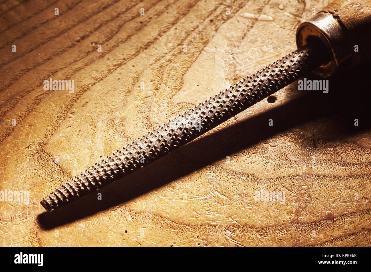 Vecchio, utilizzato e raspa arrugginito sul tavolo di legno. Foto Stock