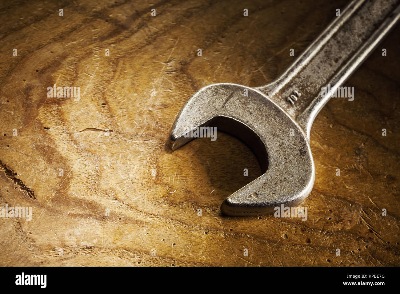 Vecchio, utilizzato e rusty chiave sul tavolo di legno, primo piano. Foto Stock